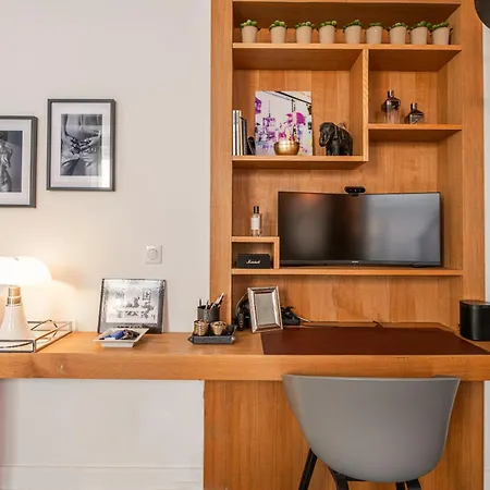 Appartement 1min Walk From Champs Elysees - Avenue Montaigne - Ac - Self-checkin - Working Desk